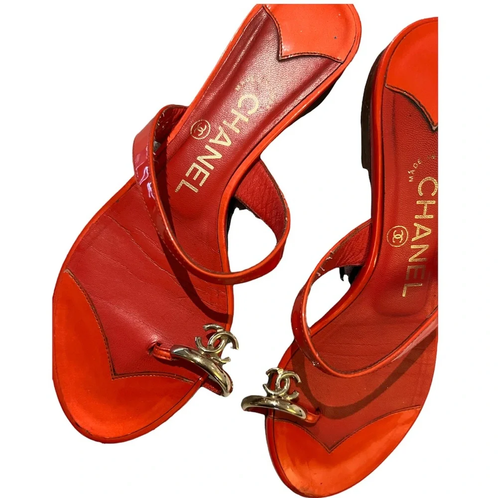 CHANEL 2008 Red Interlocking CC Logo Slides - Picture 3 of 7